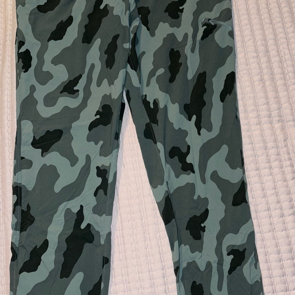 Women’s Mountain Hardwear size large Camouflage great for outdoors